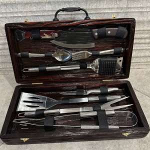 Набір для барбекю у дерев'яному кейсі з 19 предметів